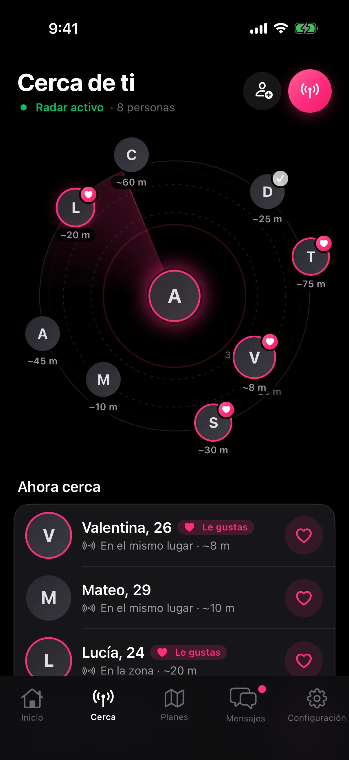 Pantalla Cerca de ti de Gisus: el radar muestra a ocho personas cerca, con su distancia aproximada.